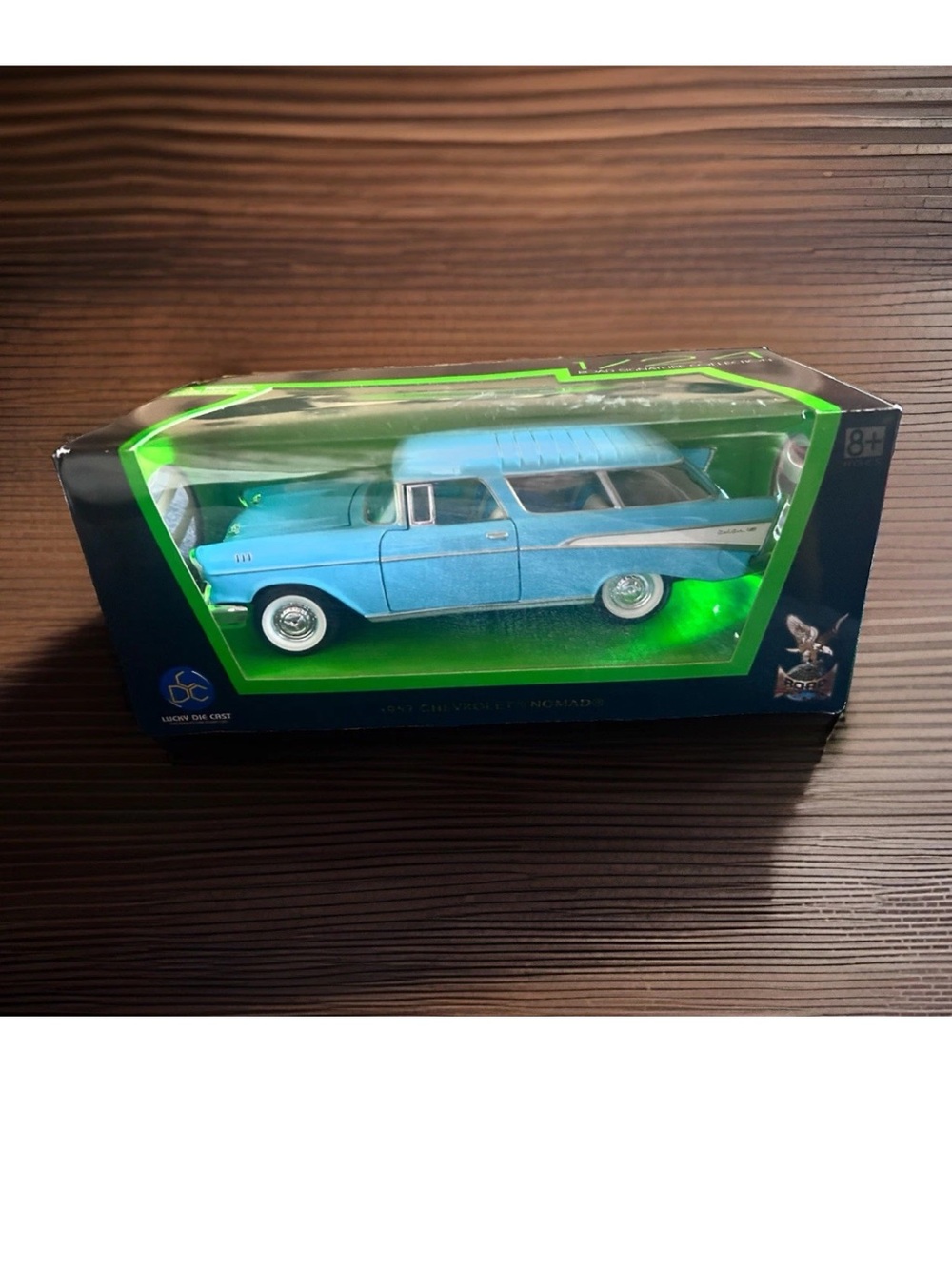 Lucky Die Cast Road Signatures 1/24 Scale Diecast 1957 Chevrolet Nomad